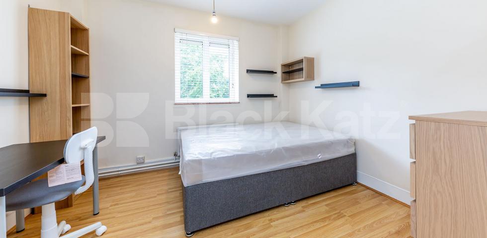 			AMAZING 4 /5 BED IN CAMDEN!, 5 Bedroom, 1 bath, 1 reception Flat			 Crowndale Road, CAMDEN / KINGS CROSS